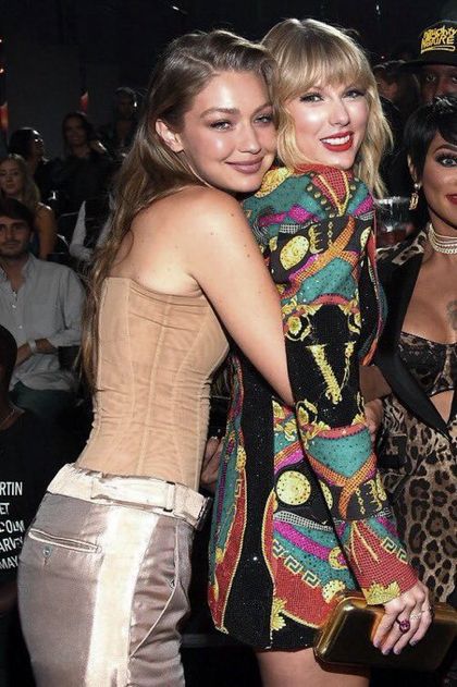 Taylor and Gigi Hadid at the VMAs (2019) Taylor And Gigi Hadid, Gigi And Taylor, Taylor Swift Gigi Hadid, Chelsea Houska, Baby Mom, Calvin Harris, Mama T Shirt, Taylor White, Bubble Dress