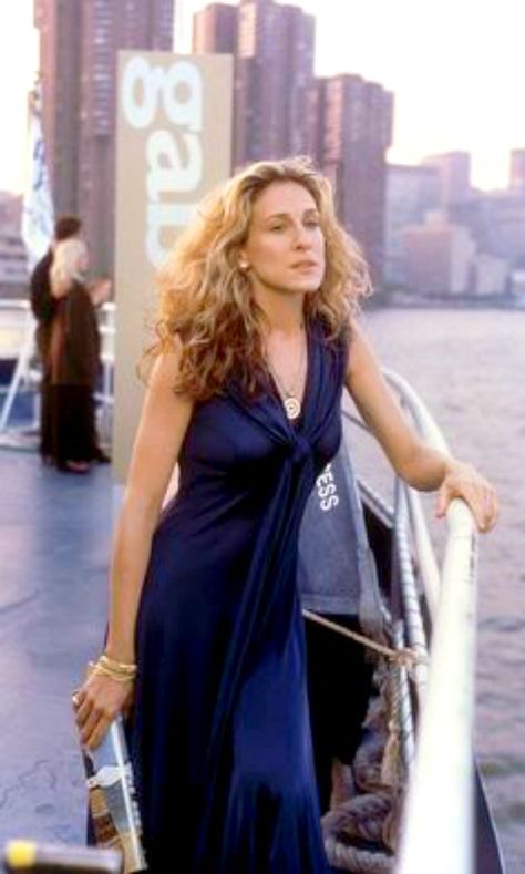 Carrie's dark navy blue dress cowl neckline was a perfect choice for the chic cruise party on the Hudson River where she runs into Big. I loved the large coin medallion necklace she wore. Miranda Hobbes, Sara Jessica Parker, Carrie Bradshaw Outfits, Carrie Bradshaw Style, Outfits 90s, Paris Mode, City Outfits, Sarah Jessica, And Just Like That