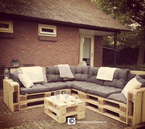 Bekijk hier onze ruime assortiment aan buitenbanken. Wij kunnen alles op maat maken, waarbij we uitgaan van de maten van de pallets. Een loungebank of een tweezitter, met of zonder armleuning, rechte of schuine achterzijde, de bank op wieltjes, alles is mogelijk. Daarnaast kunnen wij... Pallet Bank, Pallet Lounge, Pallet Patio Furniture, Pallet Patio, Pallet Couch, Pallet Sofa, Crate Furniture, Outdoor Furniture Plans, Pallet Outdoor