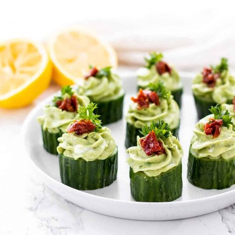 This stunning cucumber and goat cheese appetizer is the ideal starter! Each cucumber bite is adorned with a rich blend of avocado and goat cheese, complemented by a vibrant topping of sun-dried tomatoes and fresh herbs, making it a flavor-packed choice for any occasion. Cold Finger Food Ideas, Goat Cheese Cucumber, Wedding Reception Food Appetizers, Easy Cold Appetizers, Cold Appetizer Recipes, Smoked Salmon Terrine, Avocado Goat Cheese, Salmon Terrine, Green Bean Salad Recipes