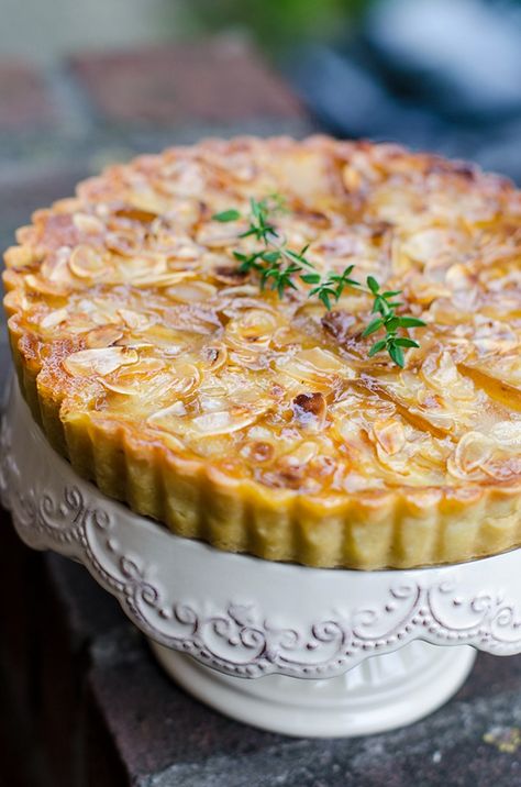 This delicous French Pear and Almond Cream Tart is a show stopper, it looks and tastes amazing. Make this yourself with this easy recipe. Pear Tart Recipe, Pear And Almond Tart, Pear Pie, Pear Dessert, Pear Tart, Cream Tart, Tarts Crust, Pear Recipes, Almond Cream