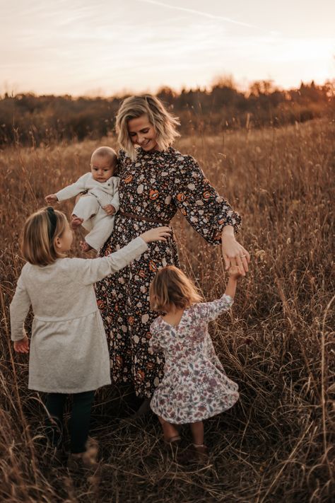 Autumnal Family Photoshoot, Family Pictures Prompts, Golden Hour Fall Photos, Golden Hour Family Photos Outfits, Golden Hour Family Photography, Family Photoshoot Golden Hour, Fall Sunset Family Photos, Golden Hour Fall Family Photos, Family Golden Hour Photos