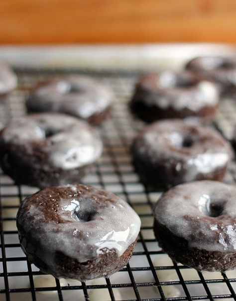 Chocolate Doughnuts Recipe, Chocolate Donuts Baked, Mini Donut Recipes, Baker Bettie, Donuts Chocolate, Mini Donuts Maker, Baked Donut, Baked Donut Recipes, Glazed Donuts