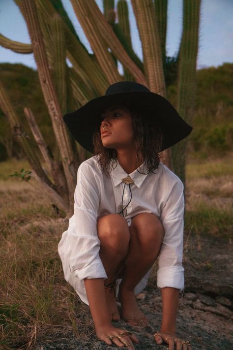 Cactus Photoshoot, Cenit Nadir, Desert Photoshoot Ideas, Desert Photoshoot, Bohemian Diesel, Ethno Style, Desert Fashion, Chapeau Cowboy, Estilo Hippie