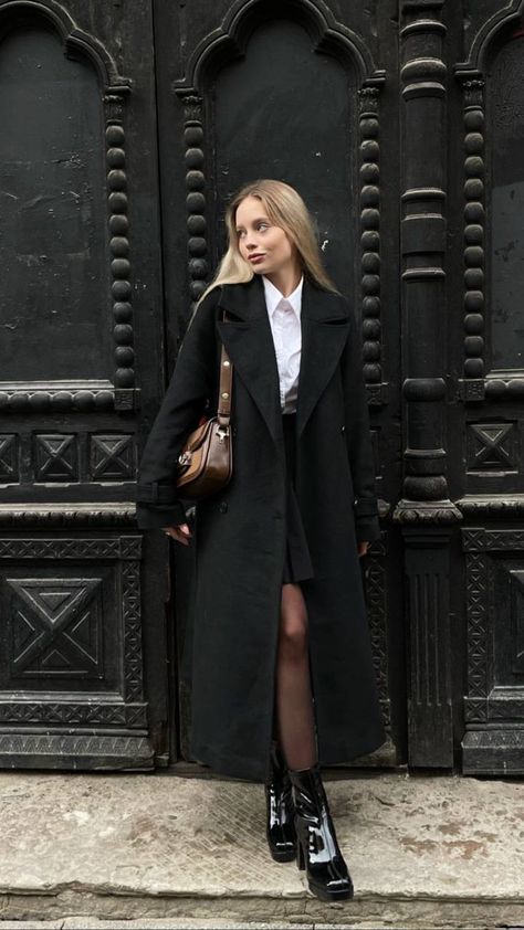 Dark Academia Coat, Black Academia, Style Dark Academia, Dark Academia Outfit, Simple Frock Design, Dark Academy, Simple Frocks, Cute Shoes Heels, Dark Outfits