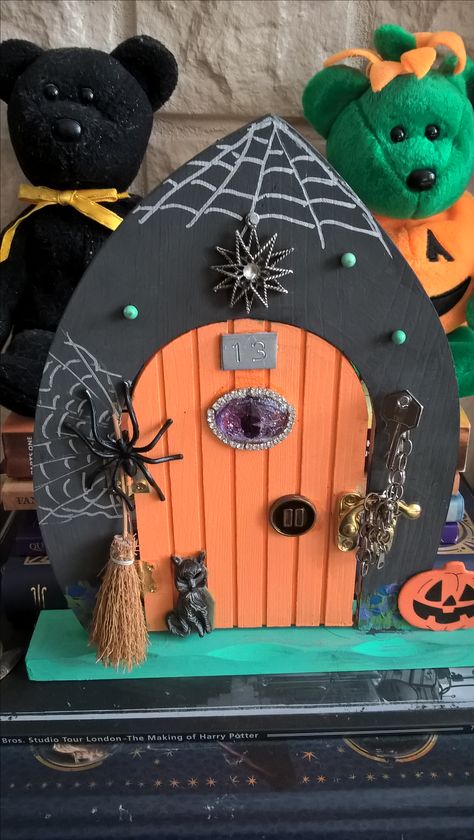 Halloween Fairy Door, Mini Birdhouse, Diy Fairy Door, Halloween Fairy Garden, Fairy Garden Doors, Garden Decoration Ideas, Casa Halloween, Halloween Clay, Fairy House Diy