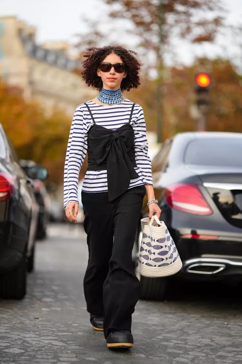 Striped Long Sleeve Shirt Outfit, Black Striped Shirt Outfit, Striped Long Sleeve Outfit, Striped Tshirt Outfits, Navy Blue Outfit Ideas, Stripe Shirt Outfit, Striped Shirt Outfits, Stripe Tee Outfit, White Striped Shirt Outfit