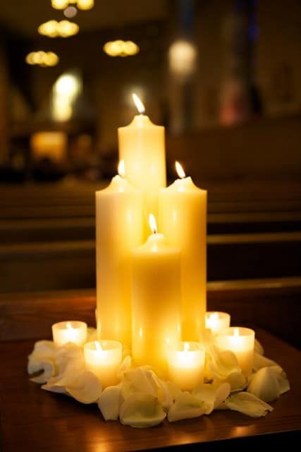 candles in church Candle Arrangements, Candle In The Wind, Romantic Candles, Candle Glow, Light My Fire, Beautiful Candles, Flameless Candle, Modern Floral, Candle Lanterns