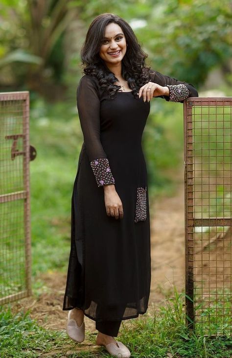 Black Churidar Designs Simple, New Churidhar Designs, Black Churidar Designs Party Wear, Churidhar Designs For Wedding, Sifon Kurti Design, Party Wear Kurta Designs Women, Black Churidar Designs Ideas, Full Sleeve Churidar Designs, Latest Churidar Models For Party