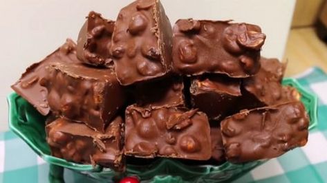 Homemade Retro Chunky Bars | DIY Joy Projects and Crafts Ideas Homemade Chunky Candy Bars, Chunky Candy Bar Recipe, Chunky Bar, Candy Bar Recipe, Food Growing, Diy Joy, Candy Recipes Homemade, Milk Chocolate Chips, Love Eat