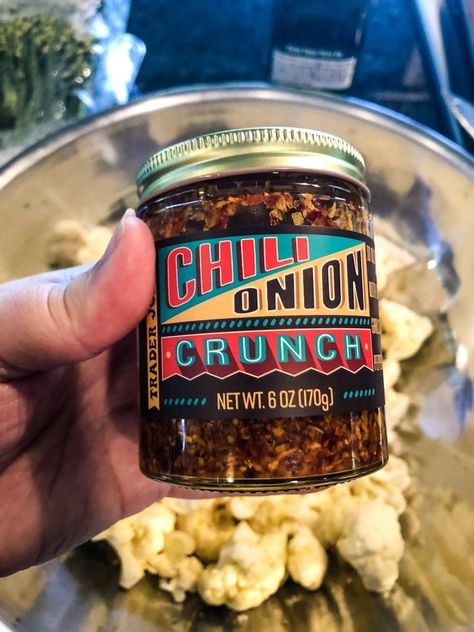 Chili Onion Crunch Roasted Cauliflower - Sweetpea Lifestyle Chili Onion Crunch, Cauliflower Side Dish, Low Carb Dinners, Trader Joes Food, Crunch Recipe, Recipe Low Carb, Joe Recipe, Diy Easy Recipes, Trader Joes Recipes