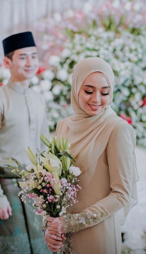 Gambar Tunang Idea, Hijab For Engagement, Malay Engagement Photos, Foto Engagement Hijab, Engagement Photos Muslim, Tunang Photoshoot, Malay Engagement, Gambar Kahwin, Pose Tunangan