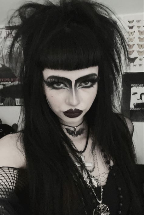 Goth Makeup Thick Eyebrows, Simple Trad Goth Makeup, Trad Goth Eye Makeup, Gothic Icon, Maquillage Goth, Goth Makeup Looks, Trad Goth Makeup, Goth Eye Makeup, Alternative Girl