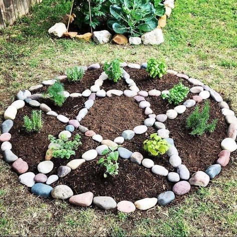 Pentagram Herb Garden, Wiccan Garden Ideas Backyards, Pentagram Garden Design, Pagan Yard Decor, Witchy Patio Ideas, Witchy Backyard Ideas, Whimsical Yard Ideas, Goth Garden Aesthetic, Pentagram Garden