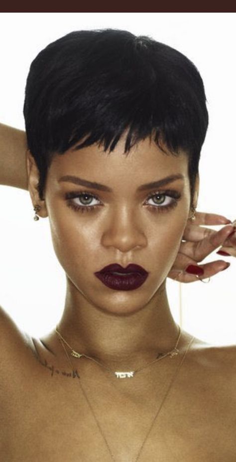 pookie is thurl on Twitter: "I truly cannot understand how a human can be this stunning https://t.co/MwuQxXpv0s" / Twitter Rhianna Short Hair, Rihanna Pixie Cut, Rihanna Pixie, Rihanna Short Hair, Rihanna Hairstyles, Rihanna Riri, Cut Life, Short Afro, Hair Braid Videos