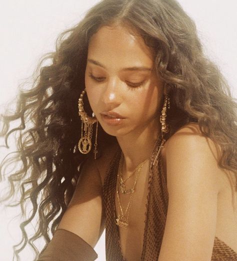 Black Hair Gold Jewelry, Model Face Claims Female, Curly Goddess Hair, Soft Black Women Aesthetic, Exotic Beauty Aesthetic, Indian Women Hairstyles, Ethereal Beauty Aesthetic, Curly Hair Jewelry, Ethereal Beauty Woman