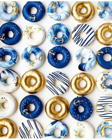 Blue Wedding Desserts, Blue And Gold Decorations Party, Royal Blue Cake, Donut Decorating Ideas, Blue Donuts, Wedding Donuts, Donut Decorations, Doughnut Cake, Space Birthday Party