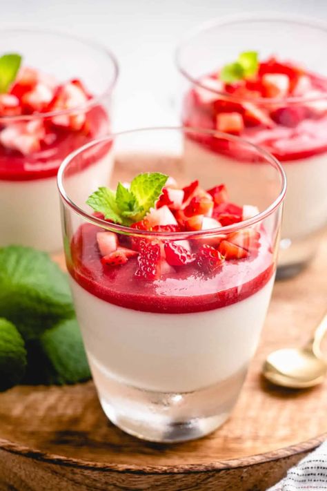 Strawberry Panna Cotta | Veronika's Kitchen Strawberry Panna Cotta Recipe, Easy Panna Cotta Recipe, Lemon Panna Cotta, Desert Candle, Strawberry Panna Cotta, Cups Recipes, Affogato Recipe, Best Summer Desserts, Panna Cotta Recipe