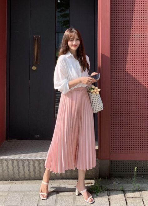 Classic Pleated Skirt Outfit, Pink Skirt Long Outfit, Long Pink Pleated Skirt Outfit, Long Pink Skirt Outfit Ideas, Pleated Pink Skirt Outfit, Long Pleated Skirt For Work, Pink Long Pleated Skirt, Pleated Long Skirt Outfit Classy, Long Pleated Skirt Outfit Summer