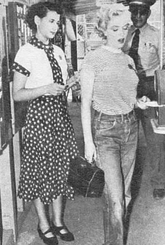 Looking lovely & casual wearing jeans 1951 Rare Marilyn Monroe, Stars D'hollywood, Dorothy Lamour, Jeans And T Shirt Outfit, Gentlemen Prefer Blondes, Joe Dimaggio, Marilyn Monroe Photos, Norma Jean, Norma Jeane