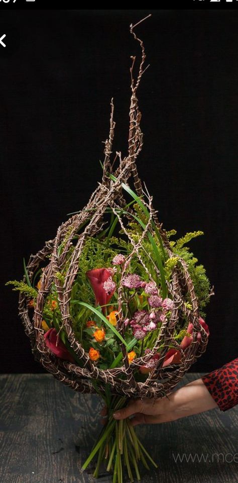 Unusual Flower Arrangements, Rustic Flower Arrangements, Contemporary Flower Arrangements, Floral Art Arrangements, Floral Design Classes, Floristry Design, Floral Art Design, Creative Flower Arrangements, Flower Installation