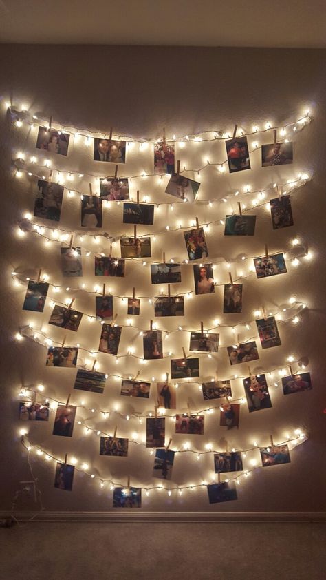 Fairy Lights Bedroom With Photos, Decor Lights In Bedroom, Fairy Lights With Clips, Picture Fairy Lights, String Lights With Photos Bedroom, Photos On Fairy Lights, Fairy Lights Words On Wall, Fairy Light With Pictures, Photo Clip String Lights Bedroom