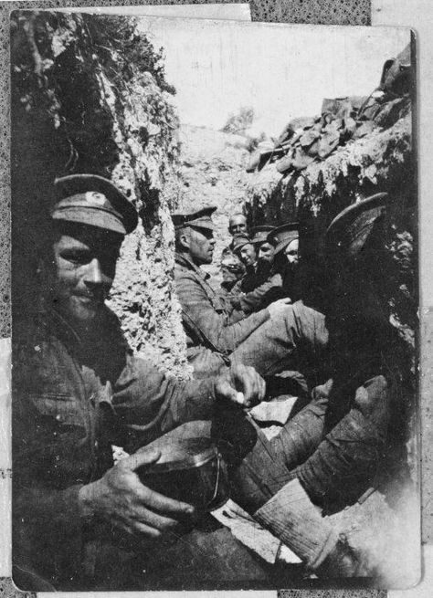 Soldiers in a trench, Gallipoli, Turkey, 1915 German Uniforms, Anzac Day, Lest We Forget, Remembrance Day, German Army, Commonwealth, Military History, World History, First World