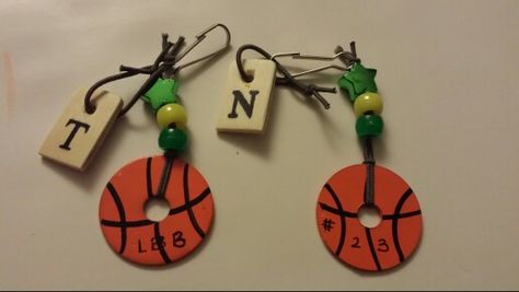 Handmade personalized keychains for my high school basketball players. Spray painted flat washers. Sharpie the lines. & mod podge for it to be shiny. Basketball Keychain Diy, Diy Basketball, Basket Drawing, Basketball Tricks, Basketball Party, Locker Decorations, Basketball Tips, Sport Craft, Basketball Gifts