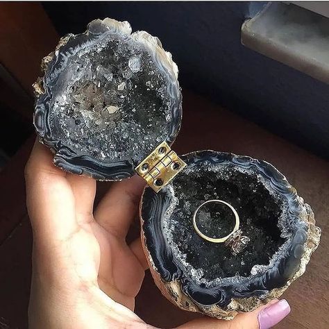 Mʏ Eꜱꜱᴇɴᴛɪᴀʟ Pʟᴀɴᴇᴛ on Instagram: “1-4, which one is your fav? 😍🔮 Tag someone who'd love these geode ring boxes!!⁠ ⁠ pics by…” Geode Wedding, Wedding Ring Holder, Geode Ring, Ring Boxes, Ring Holder Wedding, Pansies Flowers, Quartz Geode, Engagement Ring Box, Special Ring