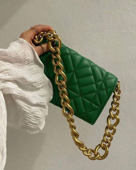 5 conseils à suivre avant d’acheter des pièces de luxe vintage en ligne - Grazia Green Bag Aesthetic, Zara Purse, Chunky Gold Chain, Cream Aesthetic, Zara Bags, Walk In Wardrobe, Beige Aesthetic, Quilted Bag, Cute Bags