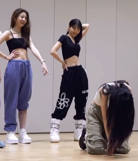 Kpop Dance Practice Outfits, Kpop Dance Practice, Dance Practice Outfits, Neural Pathways, Dancer Lifestyle, Idol Life, Dancer Dress, Gymwear Outfits, Dance Playlist