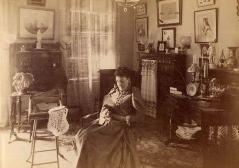 40 Amazing Found Photos Show Victorian People in Their Parlors ~ Vintage Everyday Victorian Parlor, Grand Duchess Olga, Victorian Home Interior, W Hotel, Cheap Decor, Eclectic Decor, Cheap Home Decor, Cottage Decor, Victorian Era