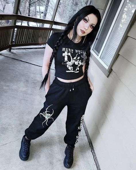 Dark Beauty Fashion, Metal Outfit, Black Metal Girl, Health Goth, Egirl Outfits, Training Clothes, Lazy Day Outfits, New Rock, Grunge Goth