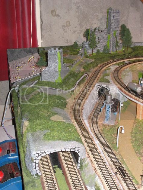 Baanontwerpen voor iedereen. (graag alleen ontwerpen ,discussies op eigen topic) Ho Train Layouts, Awesome Woodworking Ideas, Ho Scale Train Layout, Ho Scale Trains, Study Pictures, Orange Line, Ho Trains, Model Railroading, Model Train Layouts