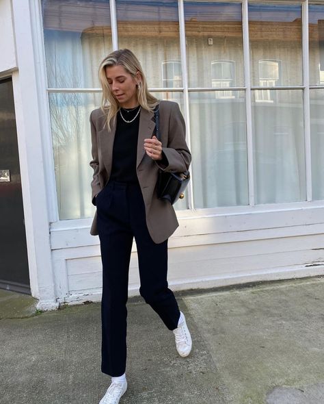 Lindsey Holland Instagram look in a taupe blazer, black crewneck sweater, black trousers, and white classic sneakers. Autumn Outfits For Work, Autumn Outfits For School, Taupe Blazer Outfit, Autumn Outfits Classy, Outfits For School Autumn, Warm Autumn Outfits, Justine Leconte, Women Autumn Outfits, Autumn Outfits Women