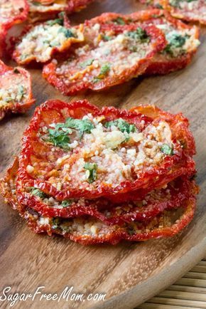 Crispy Parmesan Tomato Chips made in your oven or dehydrator! #lowcarb #glutenfree #snack Tomato Chips, Vegetarische Diners, Dehydrated Food, Low Carb Gluten Free, Dehydrator Recipes, Low Carb Snacks, Tomato Recipes, Veggie Dishes, Parmesan Cheese