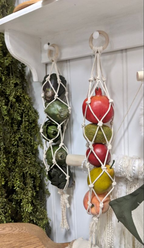 Hanging Toilet, Hampi, Fruit Storage, Macrame Hanging, Decoration Originale, Macrame Ideas, Roll Holder, Macrame Projects, Macrame Design