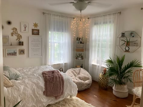 Beachouse Interior, Vanilla Aesthetic, Aesthetic White, Redecorate Bedroom, Cozy Room Decor, Dreamy Room, Room Makeover Bedroom, Dream Room Inspiration, Room Makeover Inspiration