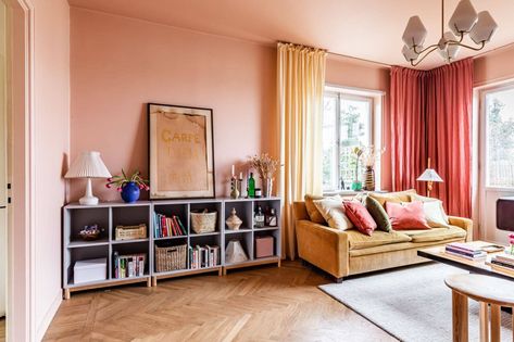 A Pink and Yellow Scandinavian Apartment 3 Pink Rug Living Room, Mustard Living Rooms, Colorful Scandinavian, Mustard Yellow Walls, Calm Room, Scandinavian Homes, Turquoise Room, Yellow Couch, Scandinavian Apartment