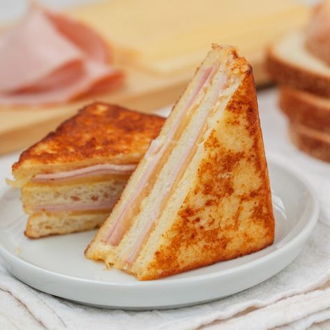 Monte cristo sandwich | Premium Photo #Freepik #photo #grilled-cheese #french-toast #cheese-sandwich #toast Frozen French Toast, Sandwich Toast, Monte Cristo Sandwich, Morning Brunch, Monte Cristo, Types Of Bread, Cheese Sandwich, Sandwich Bread, Egg Wash