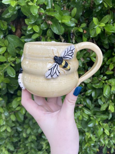 Clay Bee Mug, Ceramic Bee Mug, Creative Mug Ideas Ceramics, Bee Ceramics Pottery, Bee Mug Ceramics, Cute Clay Mug Ideas, Cool Ceramic Mugs, Clay Mugs Ideas, Clay Cups Ideas