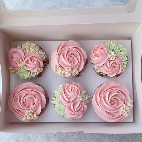 Fancy Decorated Cupcakes, Floral Baby Shower Cupcakes, Pink And Green Cupcakes, Frosting Cupcakes, Green Cupcakes, Icing Decorations, Cupcake Bouquets, Decorative Cakes, Cool Cake Designs