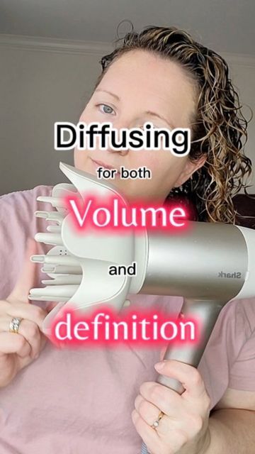 Kristin✨️Everything Curly Hair on Instagram: "More diffusing tips below ⏬️ 💚 BESURE YOU ARE FOLLOWING @_kikicurls SO YOU DONT MISS OUT ON MORE POST MAKE THIS Diffusing over air drying will likely always be the better way to dry the hair when it comes to locking in volume and definition. I know I'm probably going to against every diffusing tutorial you have ever seen but starting the diffusing process with hover diffusing to set a cast tends to cause them to elongate and not encourage definit How To Use A Diffuser On Wavy Hair, Type 3a Hair, Curly Hair Diffuser, Wavy Hair Tips, Healthy Curly Hair, 3a Hair, Wavy Hairstyles Tutorial, Hair Diffuser, Decrease Weight