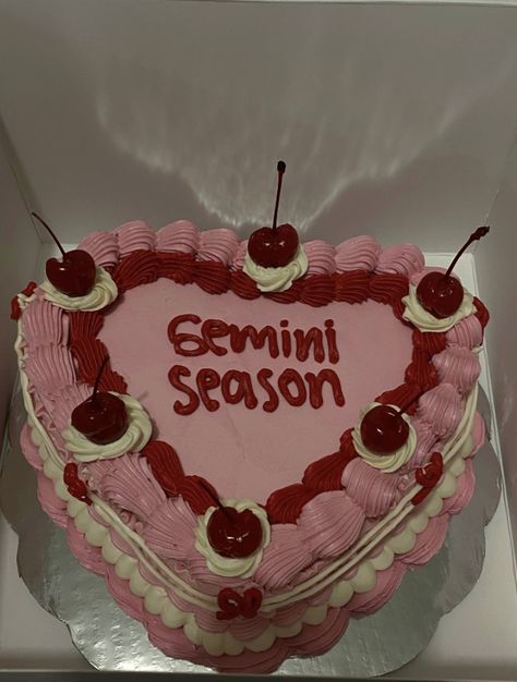 Gemini Season Cake, Gemini Heart Cake, Gemini Birthday Cake, Birthday Cake 23, Gemini Cake, Cake Reference, Cake Bday, Deco Cake, Gemini Birthday