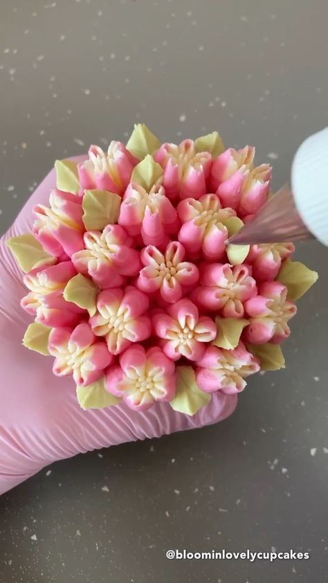 Flower Piping, Russian Piping Tips, Floral Cupcakes, Piping Tips, Cupcakes Decoration, I Got This, Piping, Cake, Floral