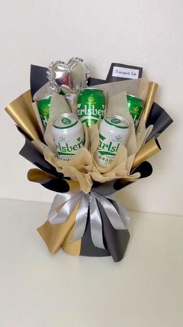 Beer Can Bouquet, Beer Box Gift Ideas, Beer Present Ideas, Beer Bouquet For Him, Beer Bouquet, Man Bouquet, Beer Box, Diy Beer, Sweet Bouquet