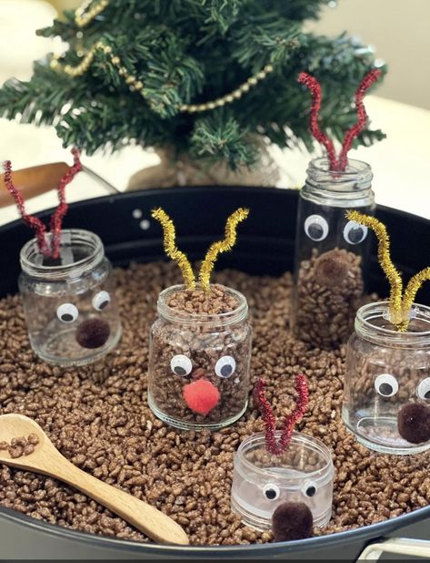 Christmas Provocations Preschool, Reggio Inspired Christmas Activities, Christmas Home Corner Eyfs, Christmas Reggio Activities, Reggio Emilia Christmas Ideas, Reindeer Sensory Bin, Toddler Christmas Sensory Bin, Eyfs Christmas Activities, Reggio Christmas