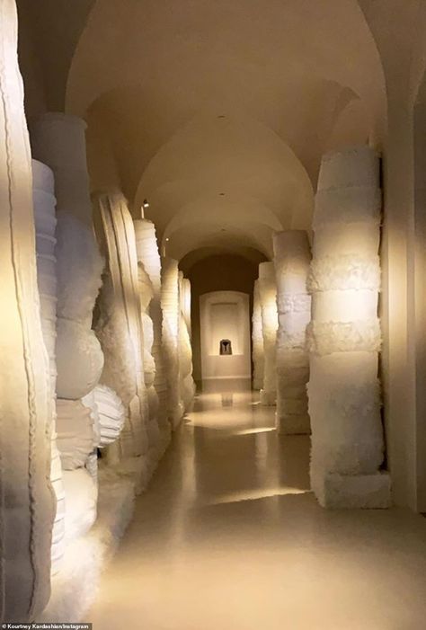 A little surreal: This hallway was pure white with covered walls that gave off a futuristic look Kim K House, Kim Kardashian House, Hidden Hills California, Modern Jul, Kim Kardashian Home, Kim Kanye, Kardashian Christmas, Calabasas Homes, Christmas Eve Party