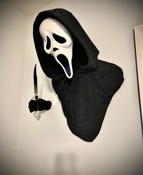 Scream Movie Halloween Decorations, Ghostface Halloween Decorations, Ghost Face Bedroom, Ghost Face Decoration, Scream Decoration Halloween, Ghost Face Decor, Ghostface Room Decor, Horror Basement, Slasher Tattoo