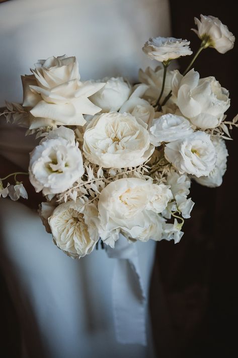 Elegant and Minimalist All-White Wedding Flower Bouquet with white Austin Roses and Peonies | Check out our guide on how to choose the perfect sustainable wedding bouquet for green weddings and elopements | Benni Carol Elopement Planning & Photography Boho Chic Wedding Flowers, White Wedding Flowers Bouquet, Autumn Bouquets, Green Bouquets, Greenery Bouquets, Bohemian Wedding Bouquet, Winter Bouquets, Wildflower Bouquets, Italy Elopement